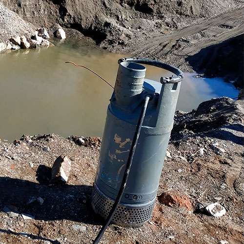 Bomba de achique para desalojar agua acumulada en bajos y garajes debido a inundación por lluvia