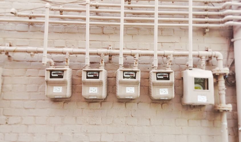 Imagen donde se perciben los cuadros eléctricos de una propiedad